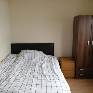A Double Bedroom Near Glasgow City Centre Not In Great Condition Suitable For Short Stay Exterior photo