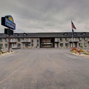 Days Inn & Suites By Wyndham Lolo Exterior photo