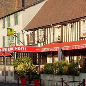 Auberge Du Cheval Blanc Crèvecoeur-en-Auge Exterior photo