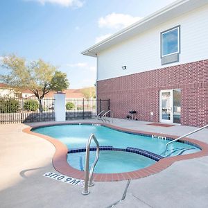 Oyo Townhouse Clute Lake Jackson Exterior photo