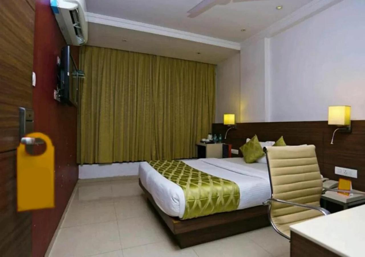 Hotel Suncity Premiere, Near To Airport Bombaim Exterior foto
