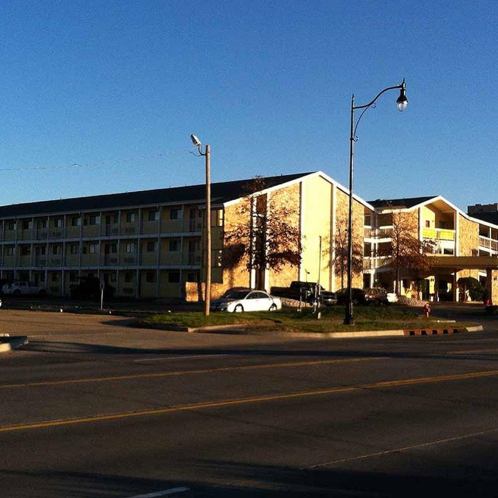 Oaktree Inn And Suites Oklahoma City Exterior foto