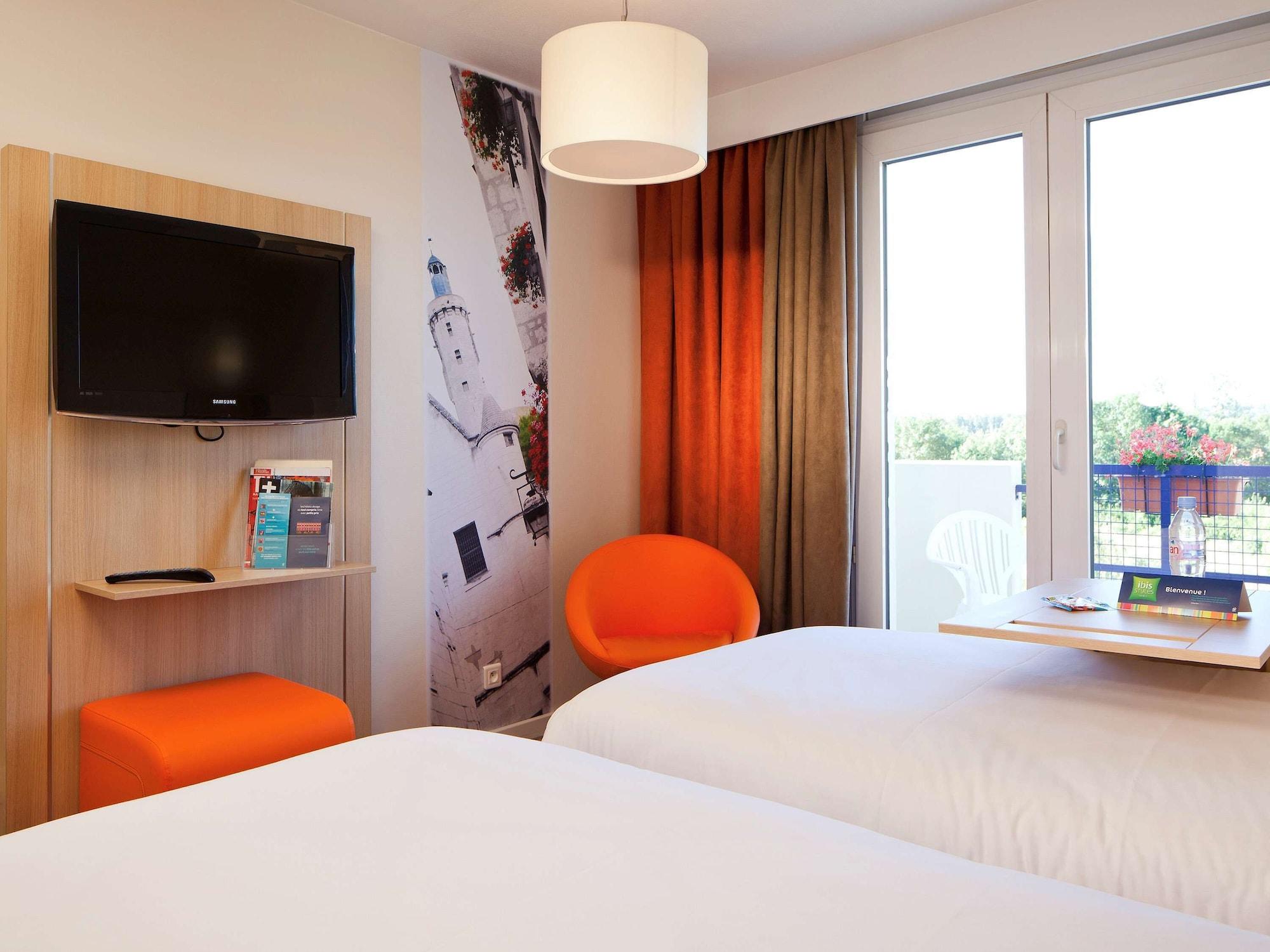 Ibis Styles Chinon Hotel Exterior foto