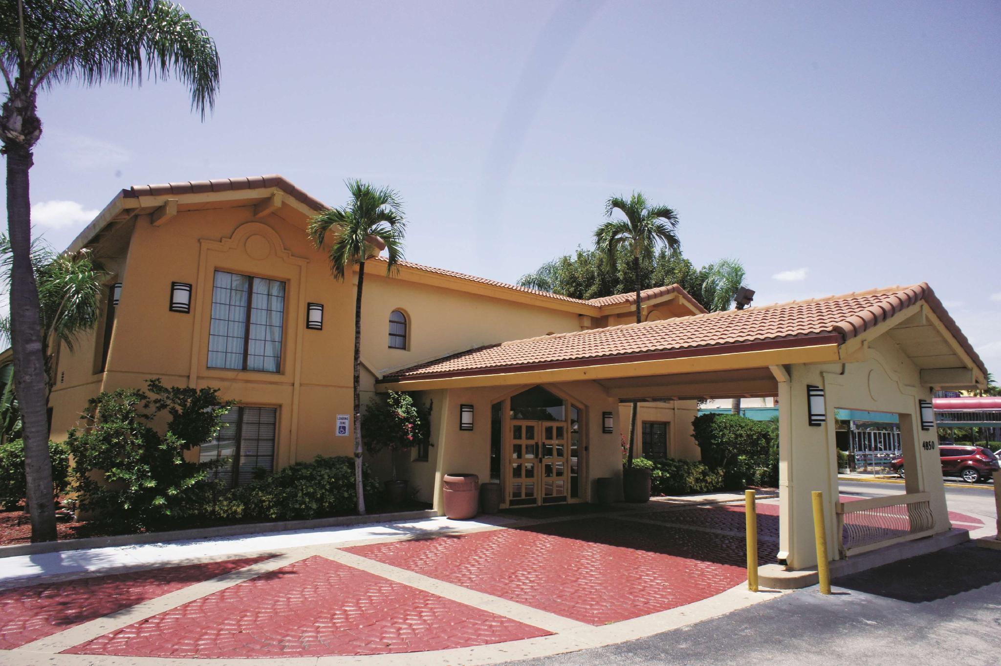 Baymont By Wyndham Fort Myers Central Exterior foto