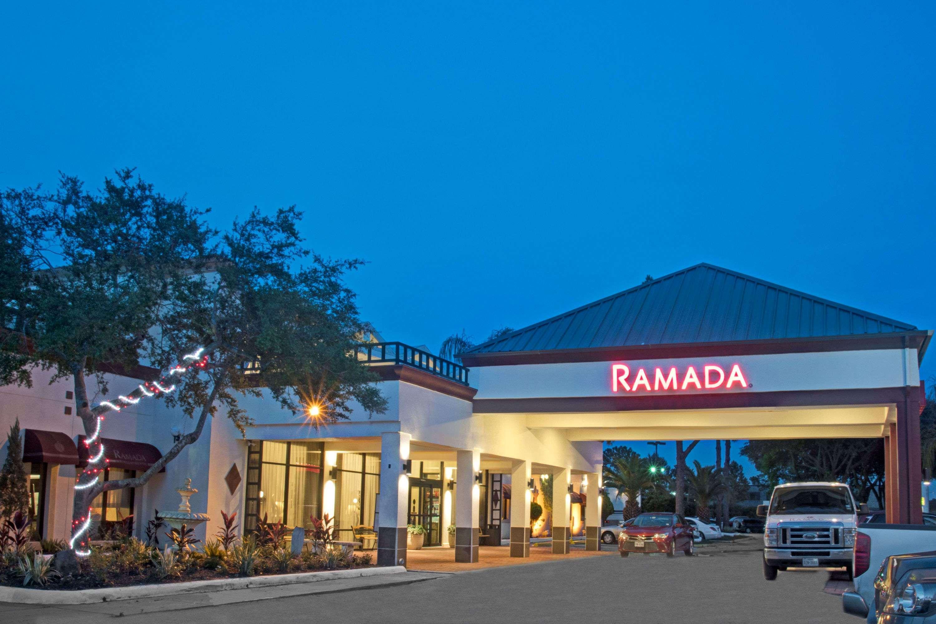 Ramada By Wyndham Houston Intercontinental Airport East Hotel Humble Exterior foto