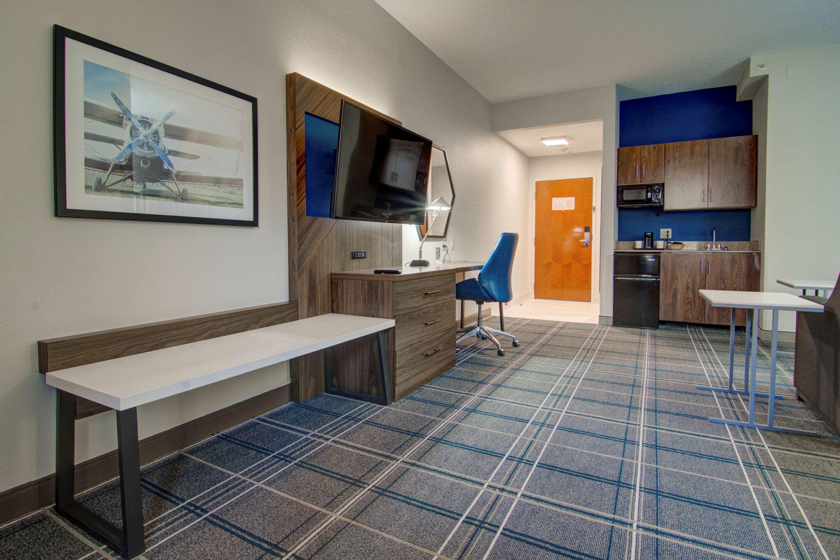 Comfort Suites Newport News Airport Exterior foto