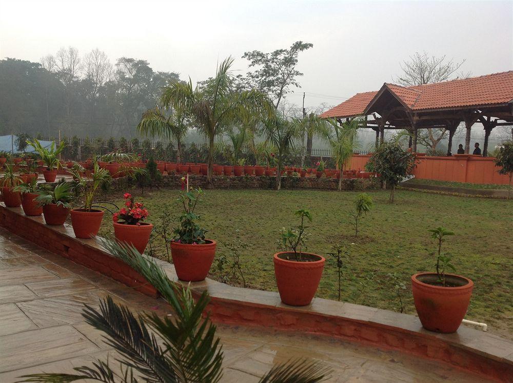 Landmark Forest Park Sauraha Exterior foto