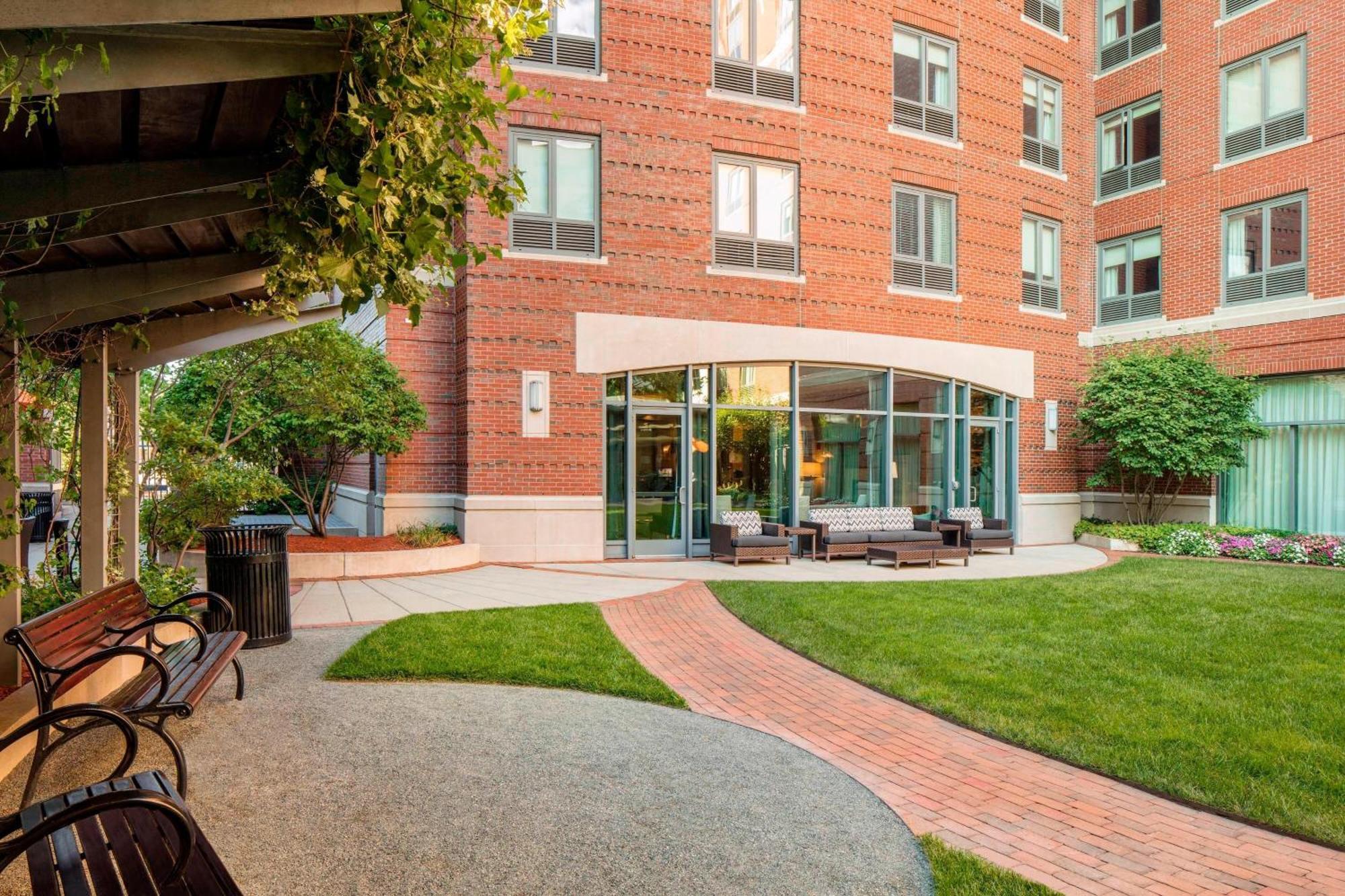 Courtyard By Marriott Boston Brookline Hotel Exterior foto