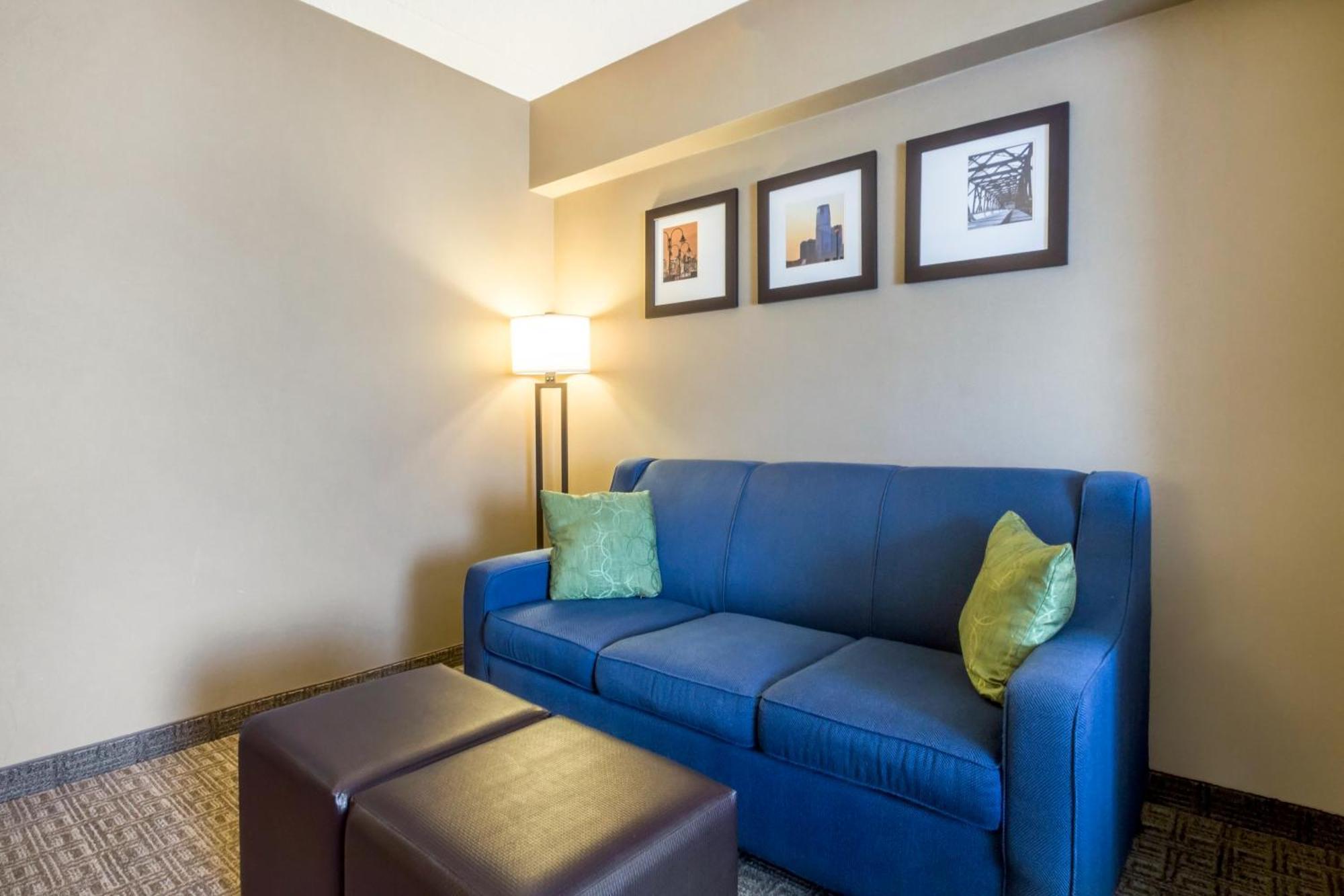 Comfort Suites At Woodbridge Avenel Exterior foto