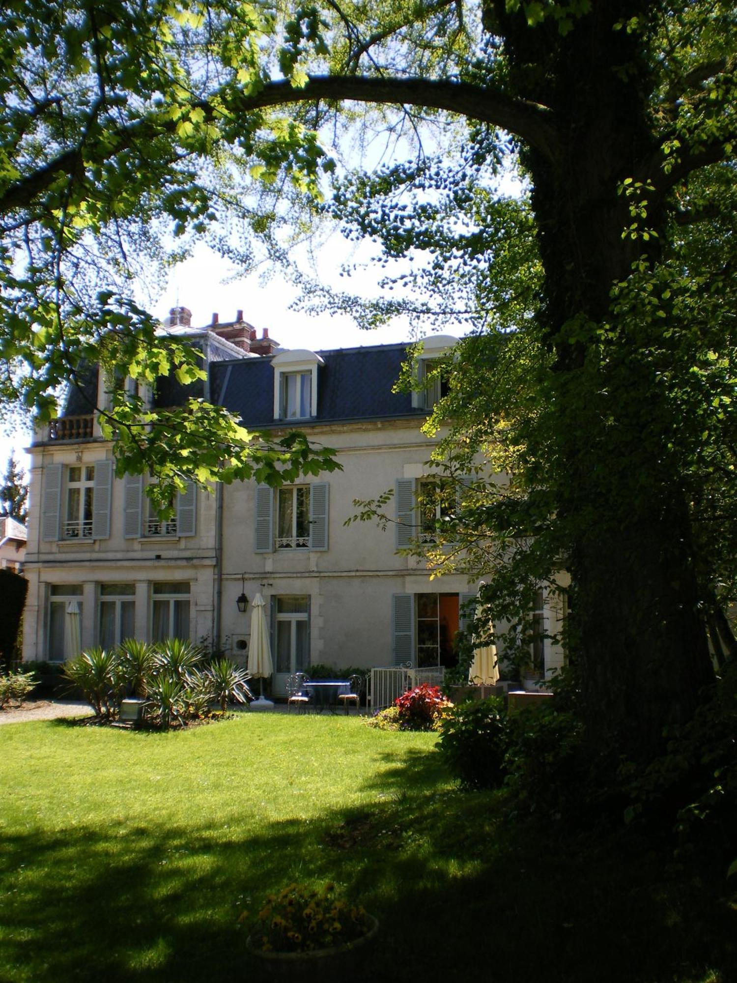 Hôtel Les Maréchaux Auxerre Exterior foto