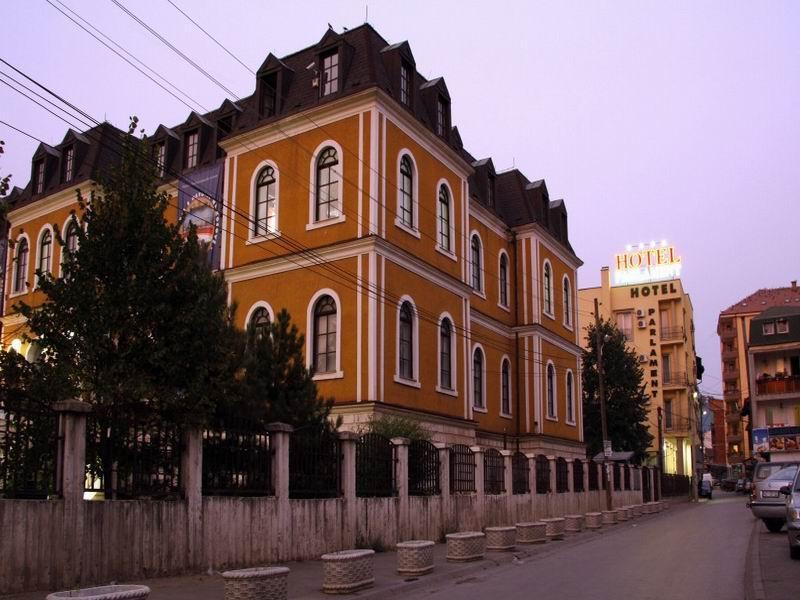 Hotel Parlament Pristina Exterior foto