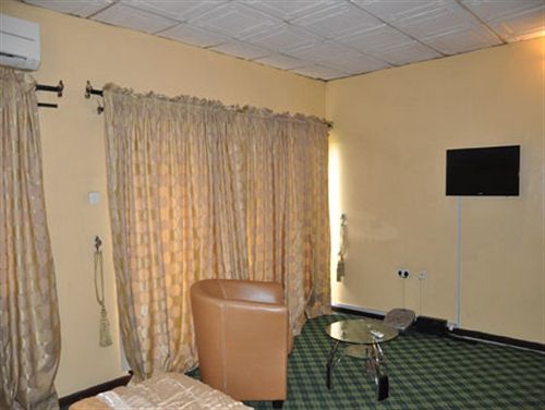 Solitude Hotel Yaba Lagos Exterior foto