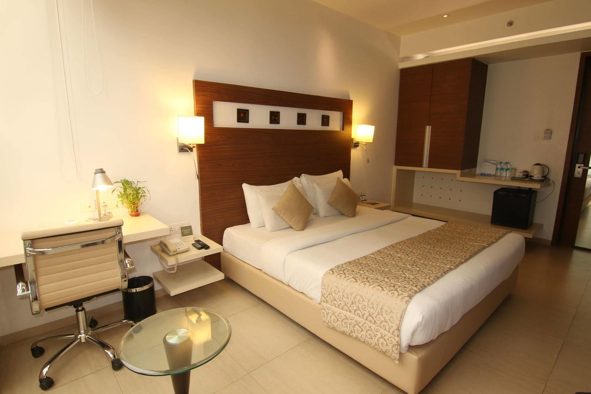 Hotel Suncity Premiere, Near To Airport Bombaim Exterior foto