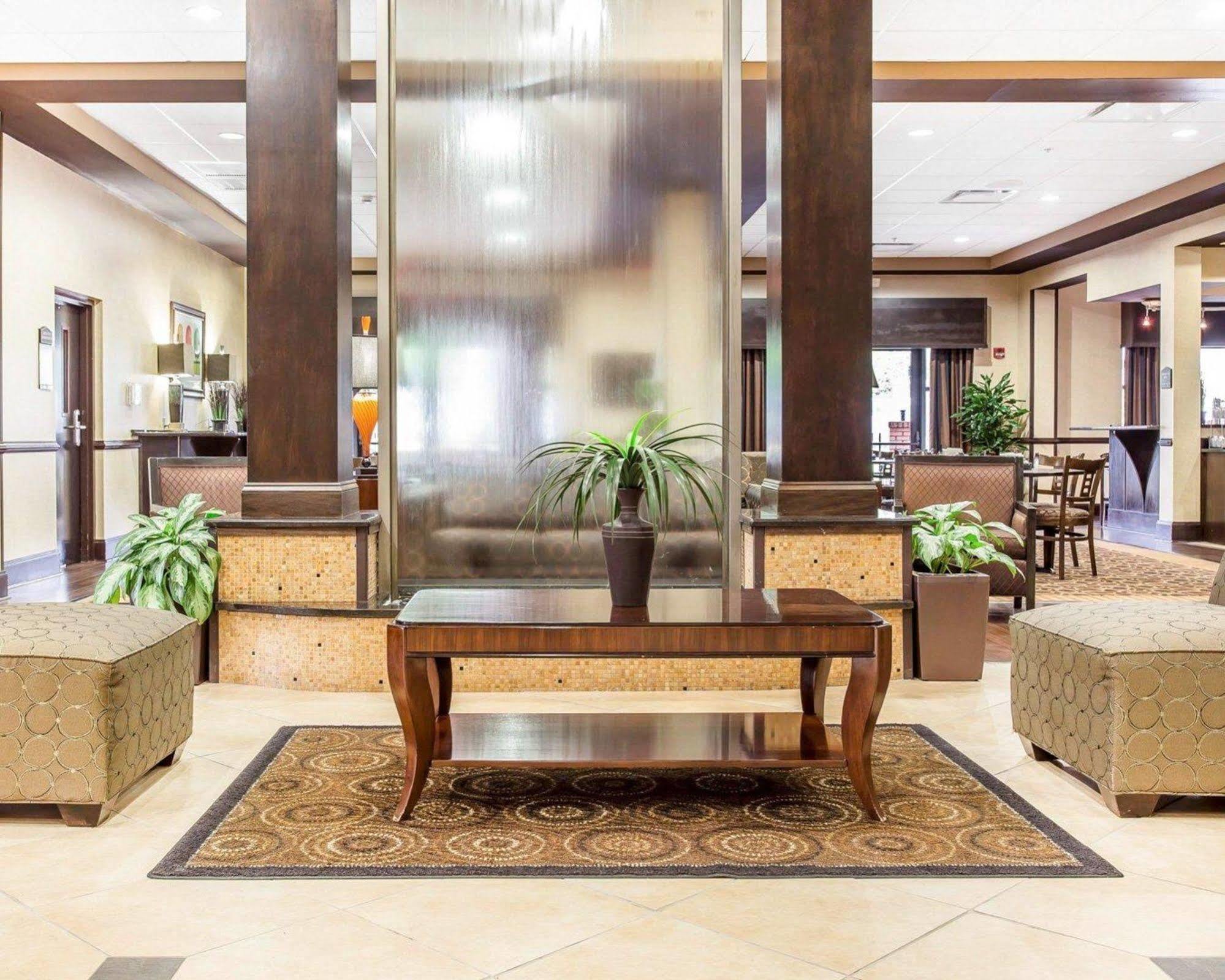 Holiday Inn Express & Suites Lexington, An Ihg Hotel Exterior foto