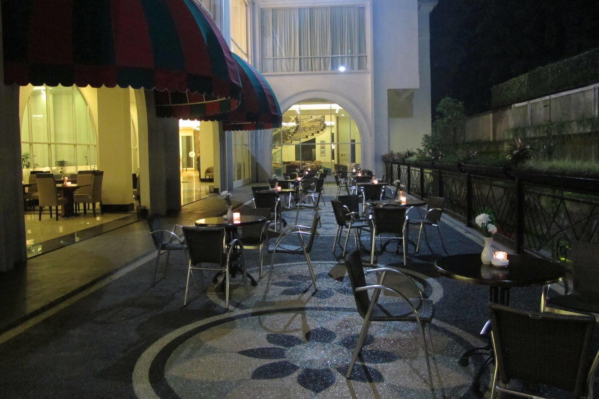 The Sahira Hotel Syariah Bogor Exterior foto