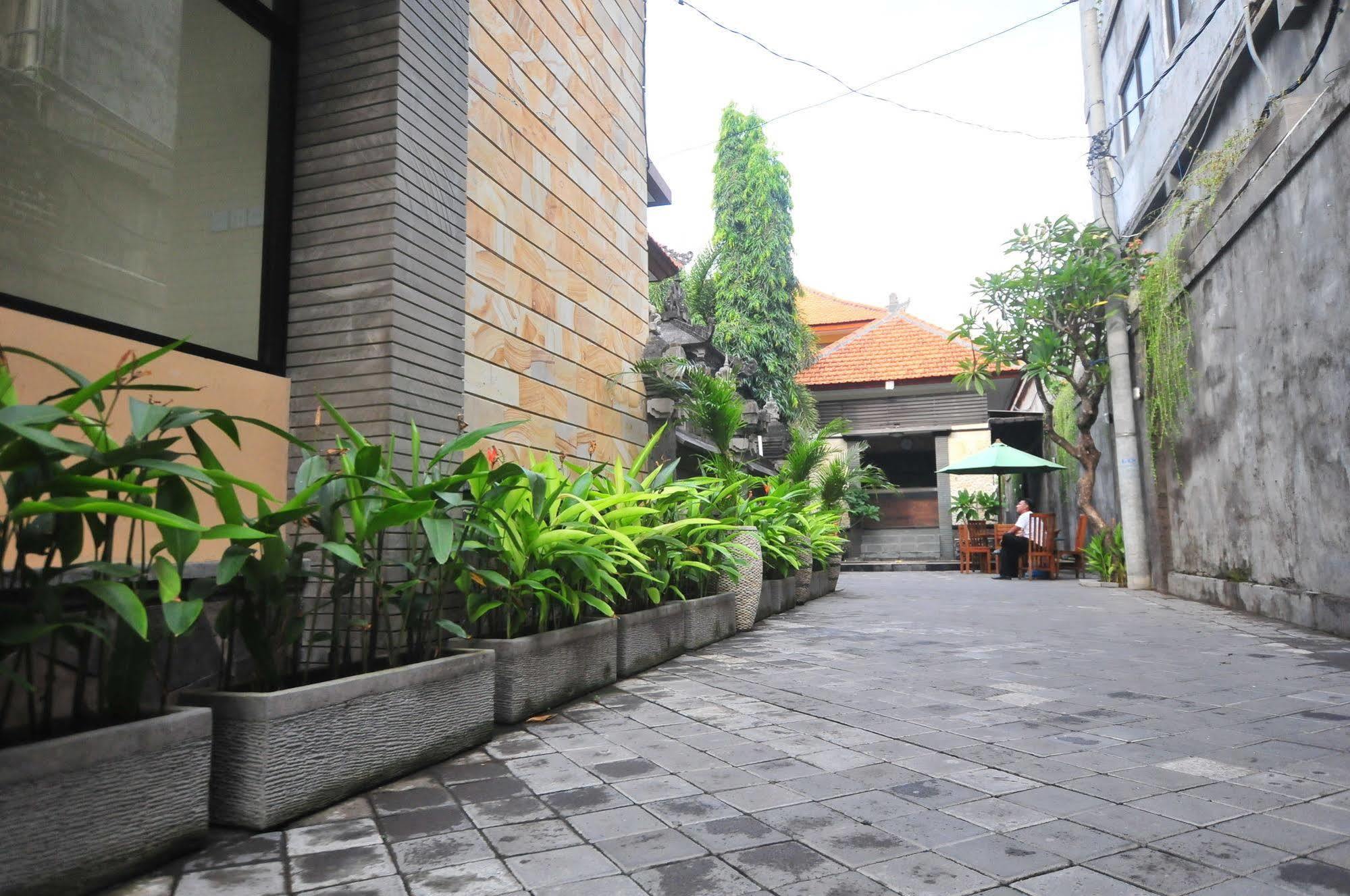 Sandat Hotel Legian Exterior foto