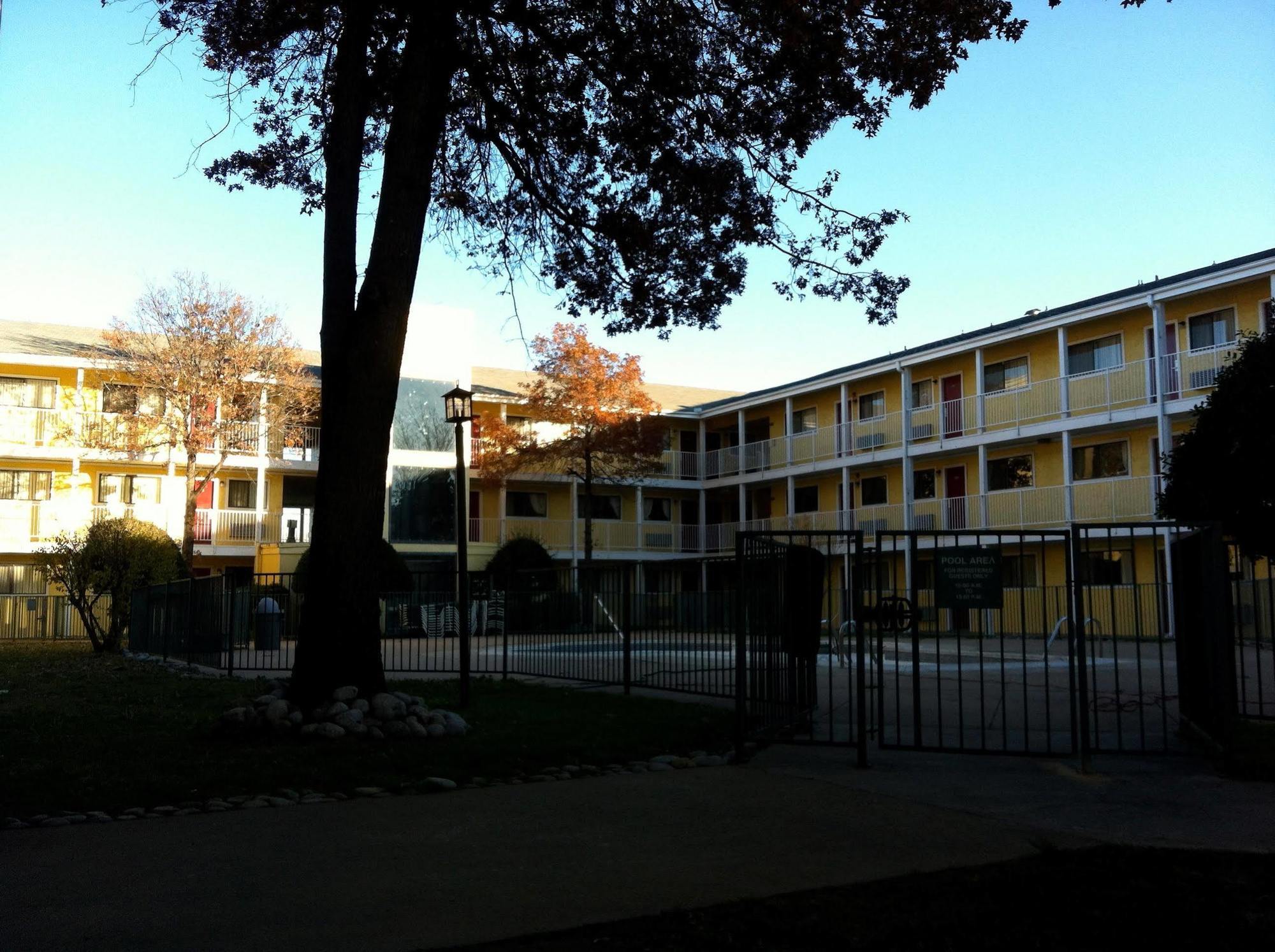 Oaktree Inn And Suites Oklahoma City Exterior foto