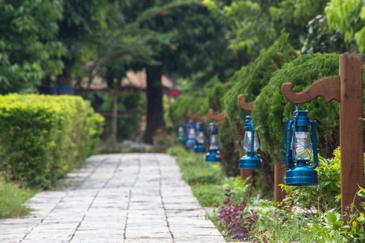 Landmark Forest Park Sauraha Exterior foto