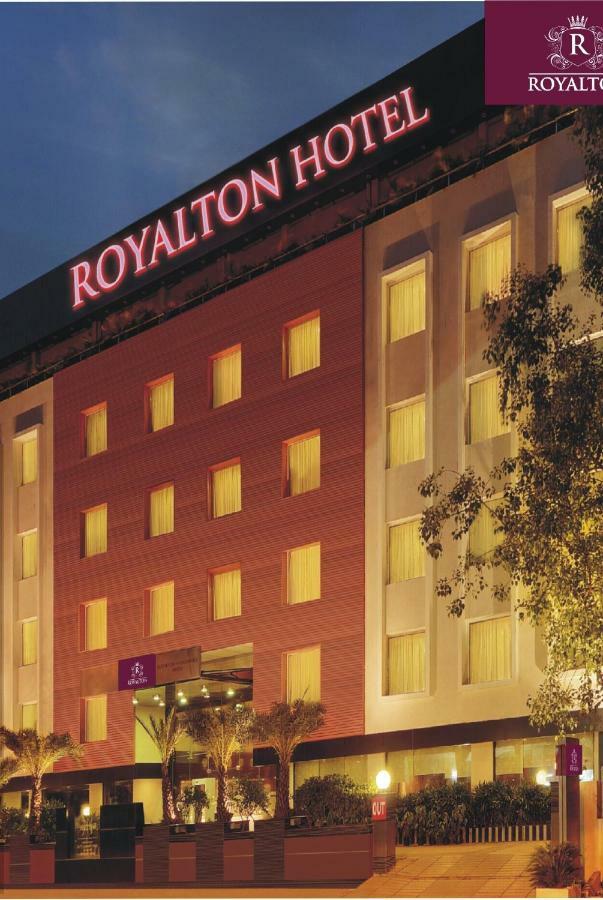 Royalton Hyderabad Abids Hotel Exterior foto