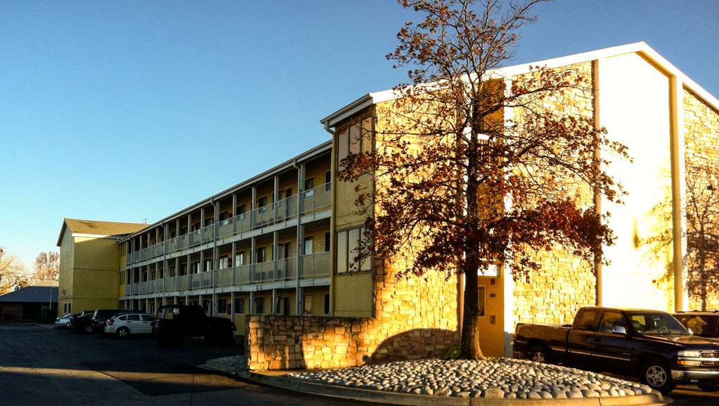 Oaktree Inn And Suites Oklahoma City Exterior foto