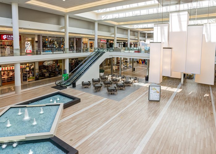 Oakbrook Center Indoor & Outdoor Shopping Centers in DuPage County photo