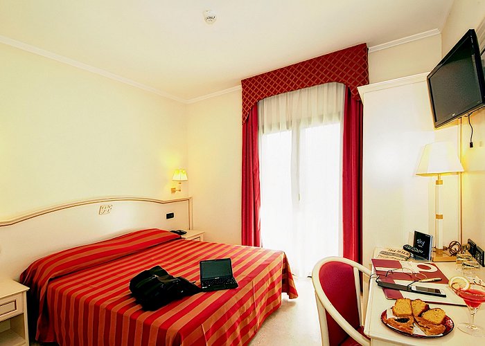 Fashion District Outlet Valmontone Fashion Hotel, Valmontone : -34% during the day - Dayuse.com photo