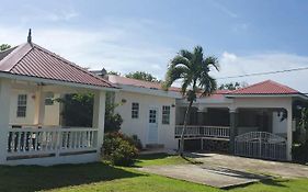 Burns' Apartment Cap Estate Exterior photo