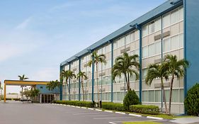 Days Inn By Wyndham Miami International Airport Exterior photo