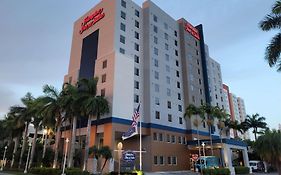 Hampton Inn & Suites Miami Airport South/Blue Lagoon Exterior photo