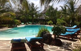 Spacious Accessible House In Watamu Shared Pool Exterior photo