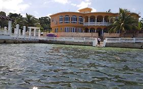 Waters Edge Guest House Montego Bay Exterior photo