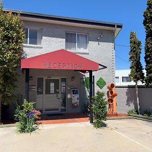 Crest Motor Inn Queanbeyan Exterior photo