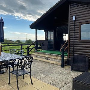 Rew Farm Country & Equestrian Accommodation - Sunrise Lodge Melksham Exterior photo