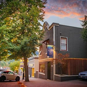 Dancing Bear Inn Hostel Nelson Exterior photo