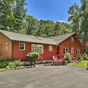 Pocono Mountains Cabin With Patio, Near Hiking! East Stroudsburg Exterior photo
