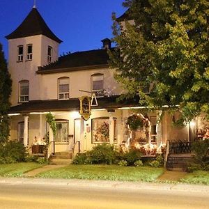 Auberge Les Deux Tours Saguenay Exterior photo