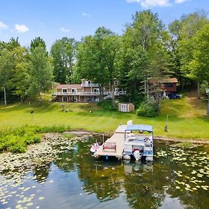 Lilli'S Pad Lakeside Lodge With Pontoon & Hot Tub Reed City Exterior photo