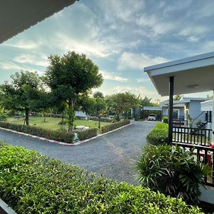 Baan Ruay Suk Resort, Lopburi Lop Buri Exterior photo