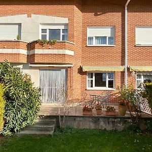 Chalet en urbanización cerca del centro de Haro Exterior photo