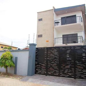 Captivating 2-Bed Ensuite Apartment In Accra Acra Exterior photo