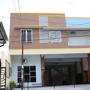 Reddoorz Syariah Near Suncity Mall Madiun Exterior photo