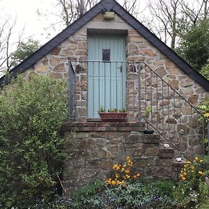 Cozy Camborne Studio Retreat With Two Single Beds Exterior photo