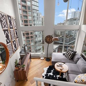 Beautiful Downtown Loft With Full Kitchen Vancouver Exterior photo