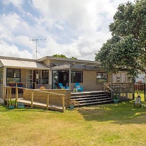 Vintage Pohutukawa - Whangamata Bach Exterior photo