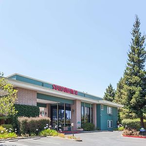 Days Inn & Suites By Wyndham Sunnyvale Exterior photo