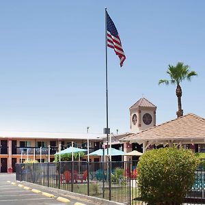 Howard Johnson By Wyndham Yuma Exterior photo