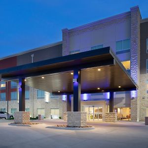 Holiday Inn Express & Suites Great Bend, An Ihg Hotel Exterior photo