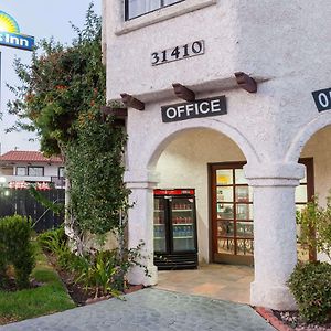 Days Inn By Wyndham Castaic Six Flags Magic Mountain Exterior photo