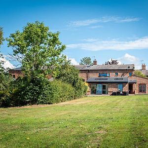 No1 Little Barrow Barns - Sleeps 10 Chester Exterior photo