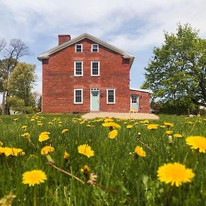 Farmhouse Broad Brook: Comfort & Charm. East Windsor Exterior photo